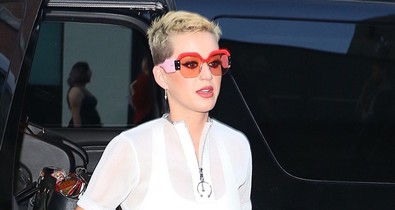 Katy Perry térdre borult a rajongója előtt