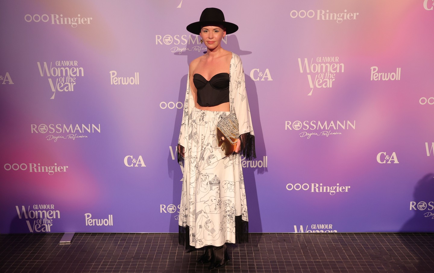 Oláh Anna, az Anna Amelie tervezője, Az év divattervezője díj jelöltje egy saját maga tervezte ruhában és agy Tau Budapest kalapban érkezett a GLAMOUR gálára