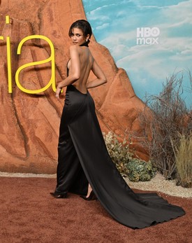 Az Ashi Studio által tervezett, nyakpántos estélyi különlegessége a hátul nyitott kialakítás és az oldalsó kivágások, amelyek látványosan szabadon hagyják a színésznő hátát. 