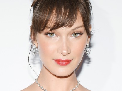 Bella Hadid piros estélyijében akár a Moulin Rouge-ban is szerepelhetne