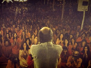 Hihetetlen, de igaz történet: szexguru, Rolls-Royce-ok, áhítat és gépfegyverek