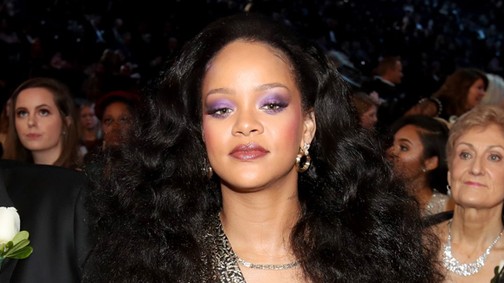 Rihanna hatalmas vörös karmaitól megrémülsz