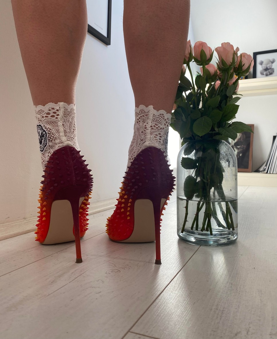 Petra romantikus piros szettben ünnepli a nőnapot