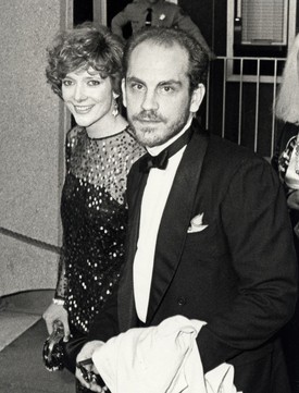 Oscar-gála (1985): John Malkovich igazi úriemberként, egy elegáns szmokingban érkezett az 57. Oscar-díjátadóra, ahová első felesége, a gyönyörű Glenne Headly színésznő kísérte el. Malkovich-ot a Hely a szívemben című filmben nyújtott zseniális alakításáért jelölték a legjobb mellékszereplő díjára. Bár az aranyszobrot ekkor még nem ő vitte haza, sármos megjelenésével és magabiztos kisugárzásával azonnal ellopta a show-t a vörös szőnyegen.