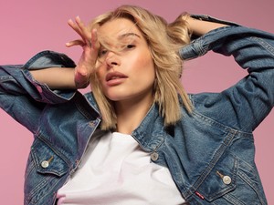 Hailey Bieber-rel ünnepli a Levi`s az 501-es napot