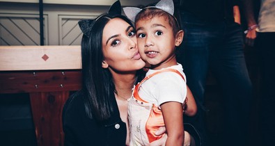 Kim Kardashian korszettet adott a lányára, mindenki felháborodott