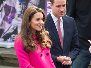 Kate Middleton szülés helyett a kis Györgyöt kocsikáztatja