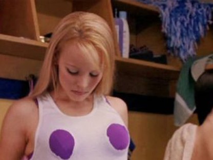 Az új trend a melltartót a ruhádon kívül hordani 