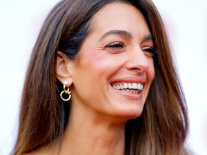 Amal Clooney megmutatta, milyen a tökéletes nyári öltözet, ha tombol a kánikula