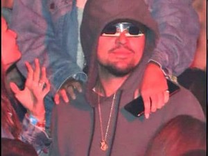 Leonardo DiCaprio 3D szemüvegben próbált rejtőzködni a Coachellán!