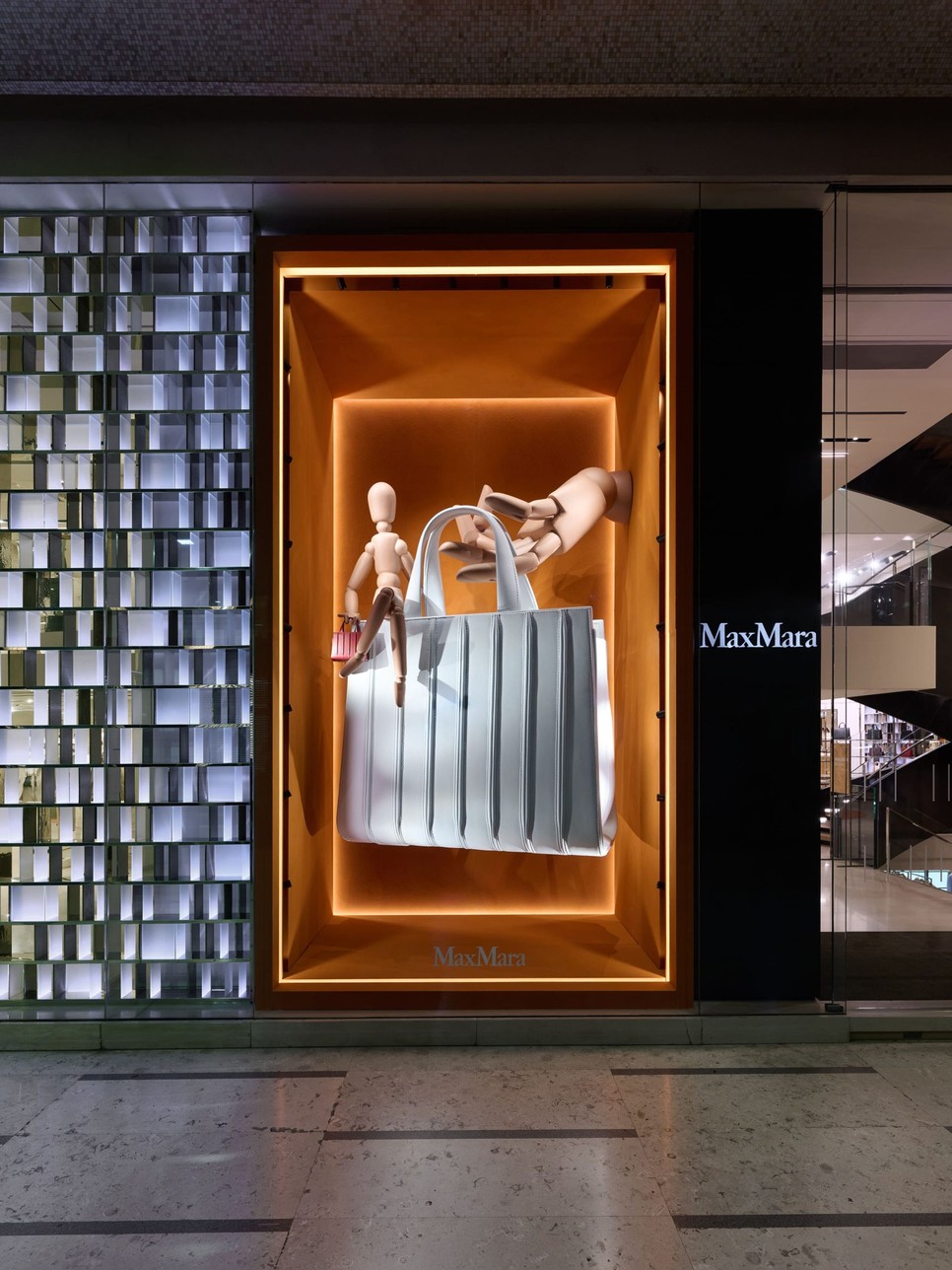 Csodálatos kirakatinstallációk is ünneplik az okinikus Max Mara Whitney táskát