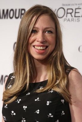 Chelsea Clinton – az egykori amerikai elnök lánya nemcsak cöliákiás, de vegetáriánus is, nem könnyű megoldania az étkezését, de gluténmentesen is lehet finom dolgokat enni, például 2010-es gluténmentes esküvői tortája állítólag isteni volt.