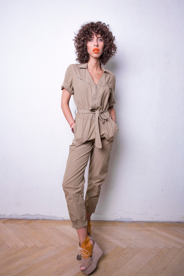 Cinthya Dictator ma szafari-stílusban utazik