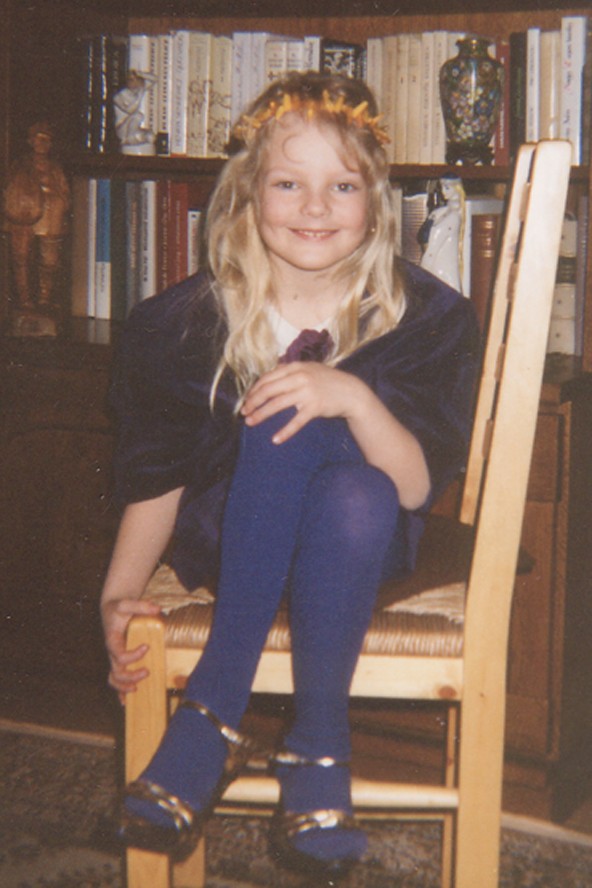 Egy ilyen szép kislány naná, hogy királylánynak is beöltözött legalább egyszer.