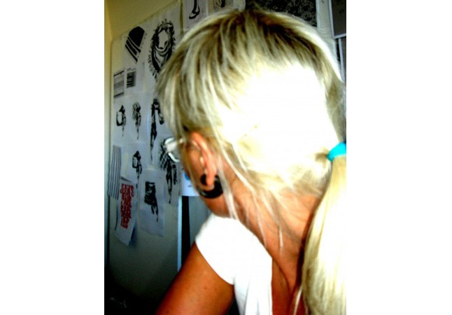 A divattervező irodája csupa fény és kicsit úgy viselkedik mint Anonymus: nem az arc a lényeg, hanem a produktum!