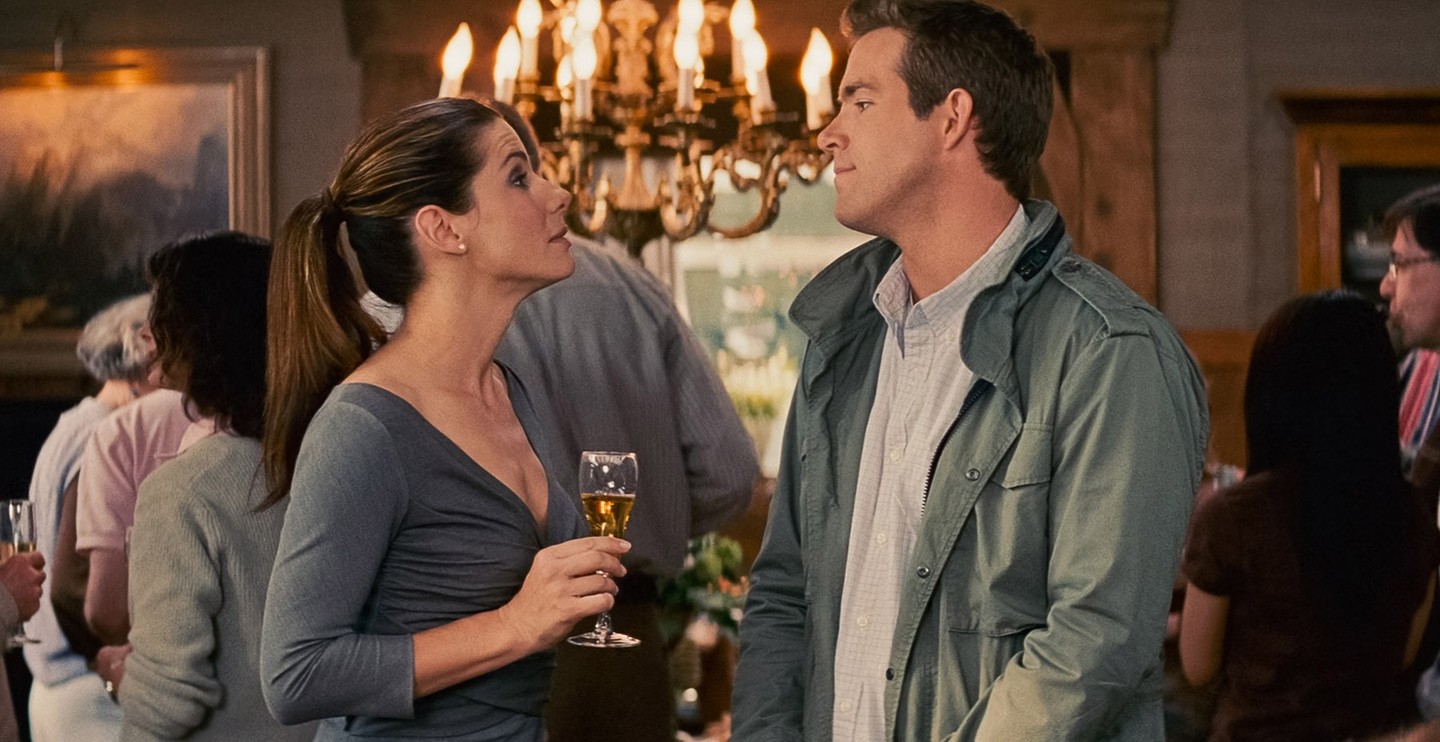 Mintha tegnap lett volna, hogy bemutatták Sandra Bullock és Ryan Reynolds romkomját, a Nász-ajánlat című mozit, holott a premier valójában 2009-ben volt. Érdekesség, hogy a női főszerepet eredetileg Julia Roberts-nek szánták, anyagi okok miatt azonban Bullock kapta meg. (Ahogyan A szív bajnokai című film legjobb női főszereplőjének járó díjat is, miután a szerepet maga Julia Roberst dobta vissza.) Siess, a filmet már nem láthatod sokáig a Netflixen.