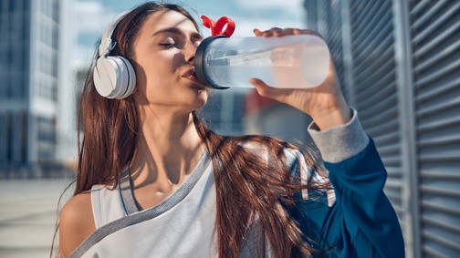 Mi történik a testeddel, ha túl sok vizet iszol?