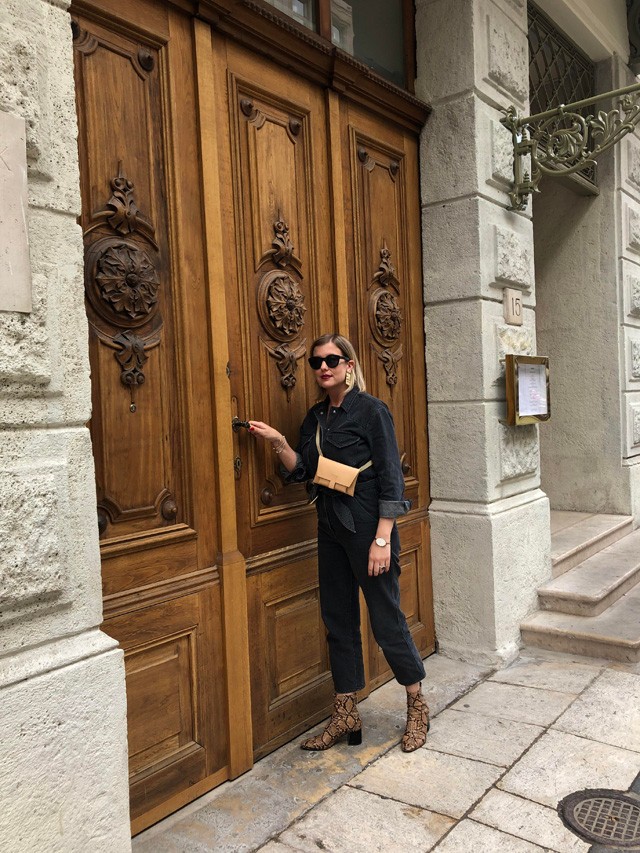 Ott Anna Nanushka overálja egy igazi álomdarab