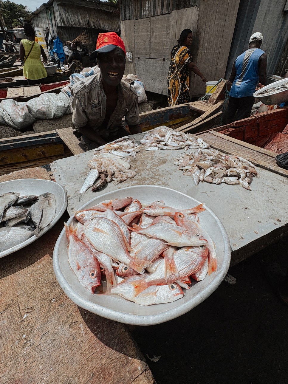 Friss hal és hagyományos ételek a helyi konyha alapjai.