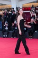 Az 50 éves Marion Cotillard egy visszafogott Chanel-ruhában tűnt fel Velencében. A 2026-os őszi haute couture kollekcióból választott egy darabot és elképesztően sikkesen festett benne. 