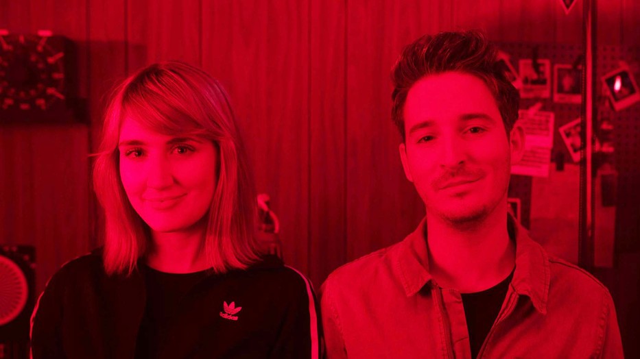 Lábas Viki és Járai Márk közösen énekelnek az új magyar generációs vígjáték, az Együtt kezdtük főcímzenéjéhez készült dalban. 