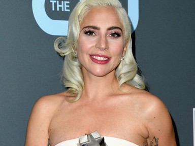 Lady Gaga a legegyszerűbb törtfehér ruhát viselte a vörös szőnyegen