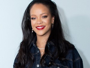 Rihanna szexi fehérneműben mutatta meg, mennyire hajlékony