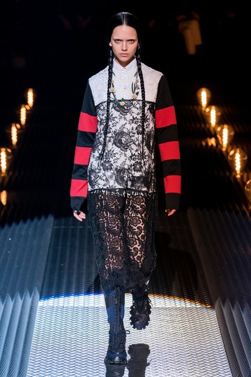Prada 2019 ősz/tél - Az Addams család lányát talán senkinek nem kell bemutatni, bombabiztos jelmez választás