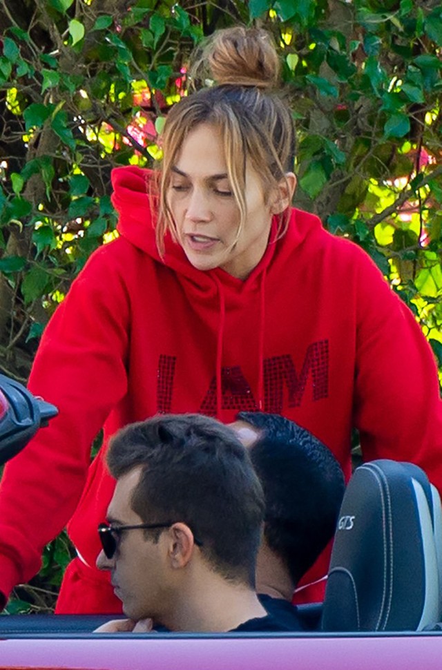 Fél napon keresztül sminkelték JLo-t a Super Bowl-ra: de miért, amikor így néz ki smink nélkül?