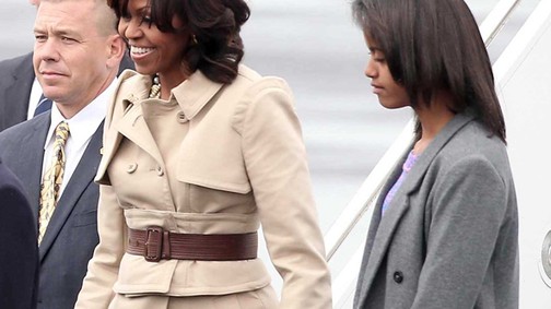 Michelle Obama Burberry kabátban
