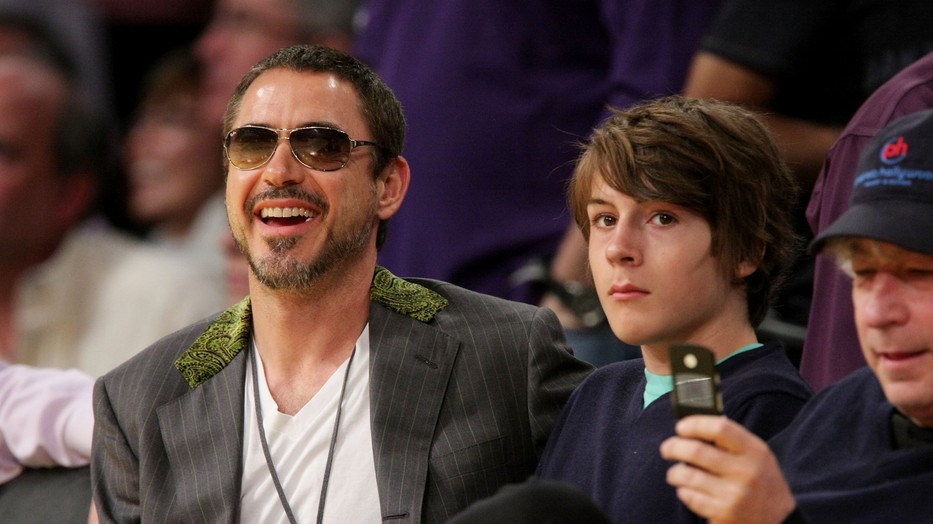 Robert Downey Jr. és fia, Indio még 2008-ban, a Los Angeles Leakers meccsén