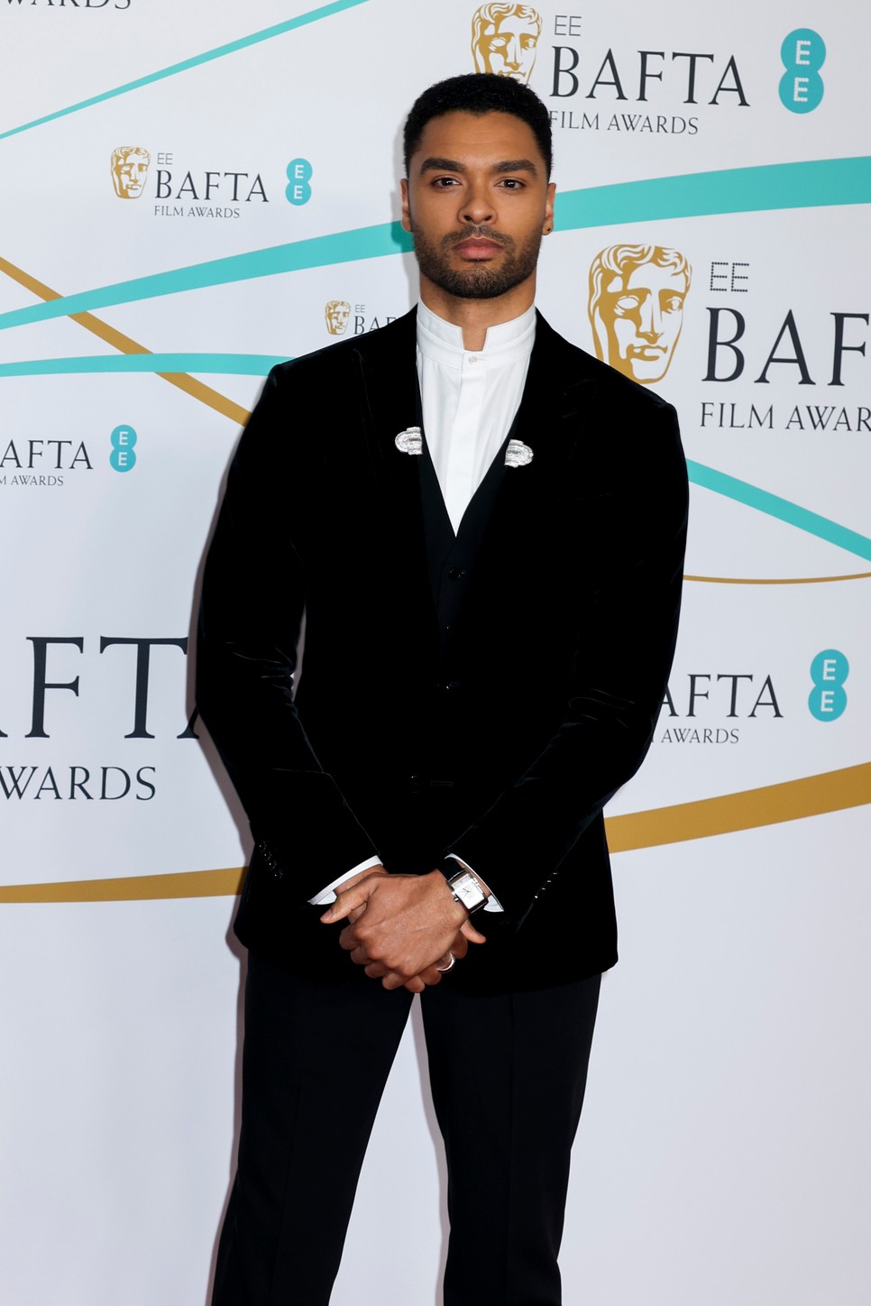 Regé-Jean Page Boucheron ékszerekkel vett le mindenkit a lábáról