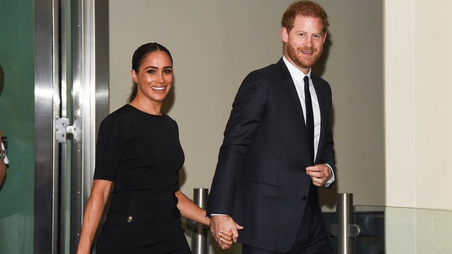 Meghan Markle bemutatja, hogyan viseljünk feketét sikkesen nyáron is