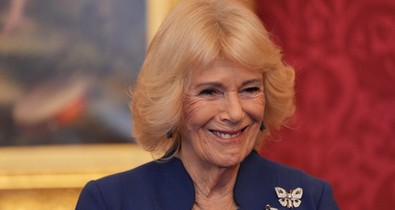 Kamilla királyné merész színválasztása szinte már arcpirító, mégis gyönyörűen festett benne