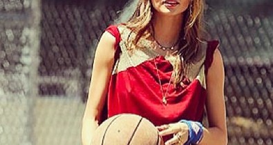 Újabb siker! Magyar tervező ruhájában a szupermodell!