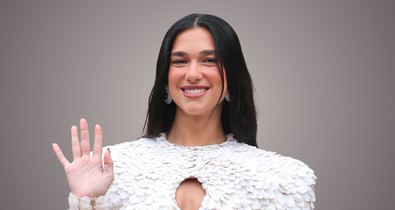 Dua Lipa kivágott ruhájából csak úgy árad a meztelenség: egyáltalán nem viselt alatta fehérneműt