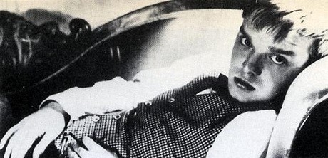 Barbi kampányáról ez az 1947-es Truman Capote könyvborító jut eszünkbe. A más hangok, más szobák című kötetének hátsó borítóján van egy fotó, Harold Halma alkotása, amiről hírhedtté vált burkoltan erotikus tartalma miatt. A fotó megalapozta Capote társasá