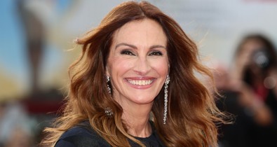 Julia Roberts Versace ruhakölteményben mutatta meg a Velencei Filmfesztiválon, hogy a kevesebb néha igenis több