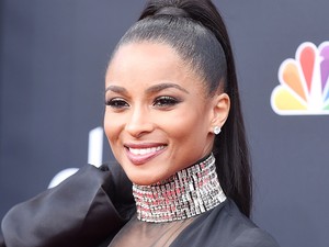 Ciara úgy kidobta a mellét, hogy nem is tudunk mást nézni