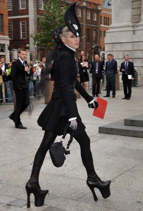 Daphne Guinness AlexanderMcQueen csizmában érkezett, a kistáskája is a néhai tervező munkája.