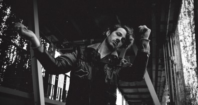 “Semmi mást nem éreztem, csak felszabadultságot” - a várnegyedet táncolja körbe új videoklipjében O’SULLIVAN