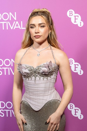 A Florence Pugh által alakított Cathy Ames a történet elején tinédzser, illetve fiatal felnőtt, a színésznő viszont januárban már 31. születésnapját ünnepelheti. 