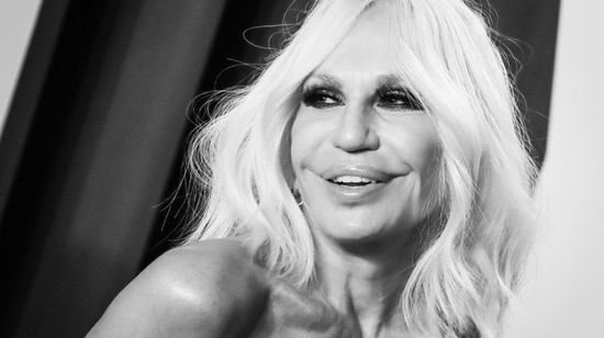 Donatella Versace 30 év után távozik a divatház éléről, ez a személy veszi át a vezetést