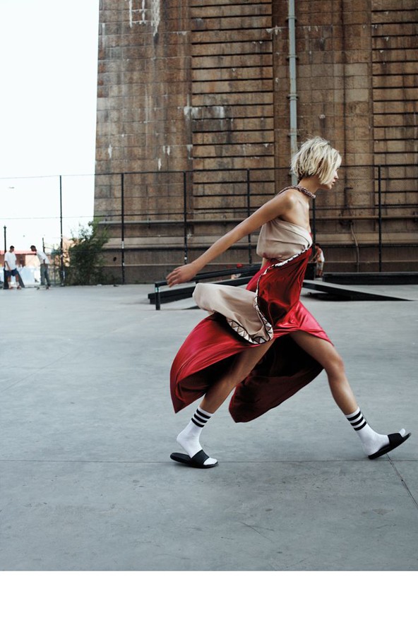 Karlie Kloss báliruhákban és papucsban az Interview magazinban!