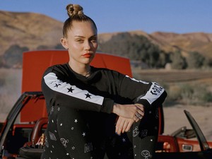 Megérkezett hozzánk is Miley Cyrus új Converse kollekciója, és a lelkedet is eladod érte, annyira menő