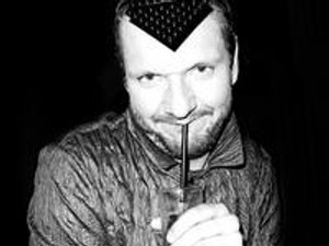 Lakatos Márk és SP modelleket mustrál