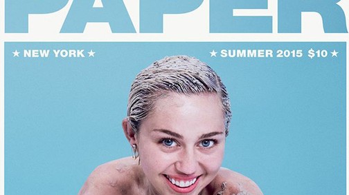 Miley Cyrus meztelenül dagonyázik a malacával