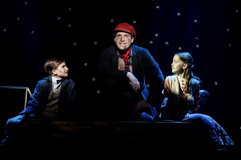 Az Instagram és közösségi média világában Miklós büszkén vallja magát „boomernek”, aki inkább a valódi, személyes élményeket keresi.