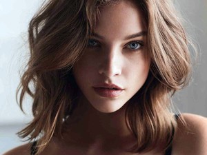 Palvin Barbara trükkös fehérneműben szexizik