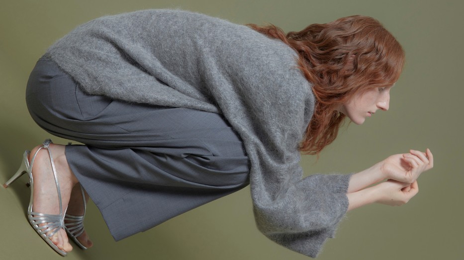 A csendes luxus kevésbé szigorú, mint a minimalizmus, de csiszoltabb, mint a "normcore". Moherpulóver H&M 26 995 Ft Nadrág COS 47 000 Ft Szandál RABANNE X H&M 64 995 Ft